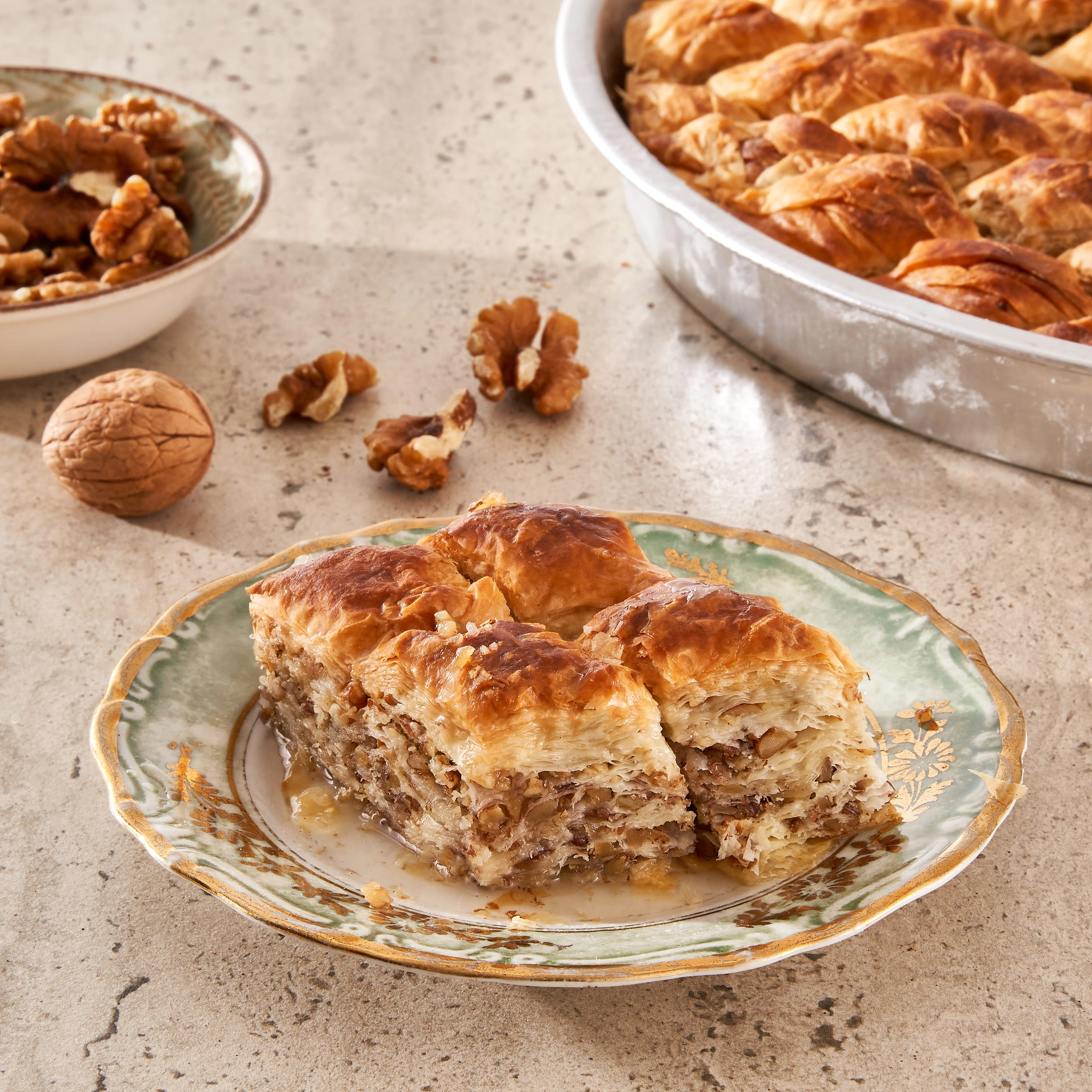 Geleneksel baklava - kat kat yufka ve ceviz ile hazırlanmış