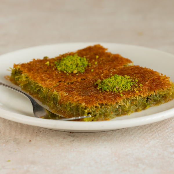 Sıcak künefe - taze peynir ve kadayıf ile